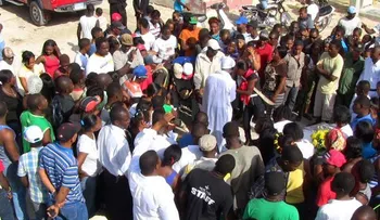 Cientos de haitianos esperan por brujo dijo que resucitaría 