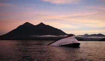 Golpe de ola vuelca barco con personas que miraban ballenas