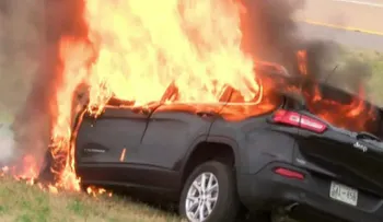 Un conductor â?"y su Bibliaâ?" sobrevive al incendio de un auto