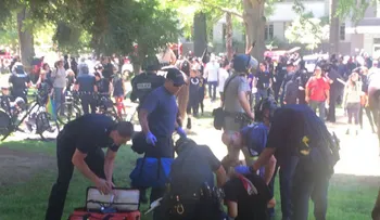 5 apuñalados en una batalla campal por manifestación de ultraderecha en Sacramento