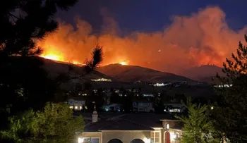 Incendio Hawk en Nevada avanza sin control y obliga a evacuar a 90.000 personas; fue provocado por actividad humana