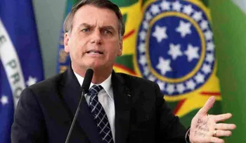 Bolsonaro se burla de periodista acosada por investigación sobre "fake news"