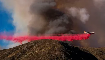 Un enorme incendio obliga a evacuar a más de 80.000 personas en California