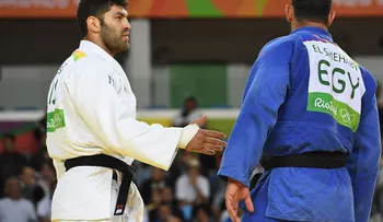 No, al judoca egipcio no lo enviaron a casa como castigo por no darle la mano a un israelí