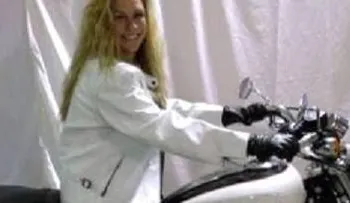 Oferta a su mujer y a su moto por internet