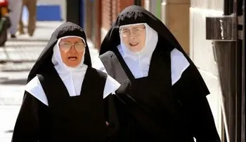 Dos monjas van al mercado y se demoraron mucho...