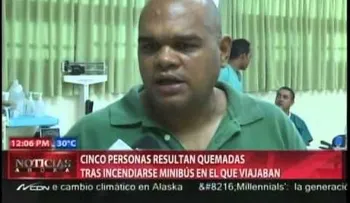 Cinco heridos al incendiarse minibús