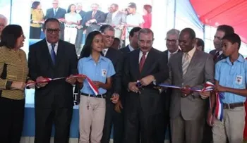 Danilo Medina inaugura dos escuelas en Baní 