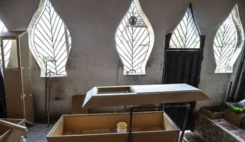 Ataúdes de cartón en Venezuela: una solución funeraria ante los altos costos