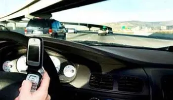 Podrá ver el grave peligro de revisar el celular mientras conduces