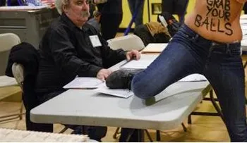 Dos mujeres en brasieles irrumpieron en centro de votación de Donald Trump