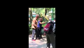 Pareja insulta a mujer por estar amamantando a su bebé en un parque (VIDEO)