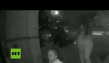 Mujer abandona niño de 2 años en la puerta de una casa