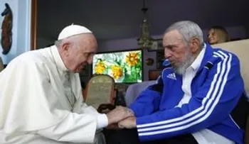 El papa dice que reza por el descanso de Fidel Castro; muestra su "pesar" por fallecimiento 