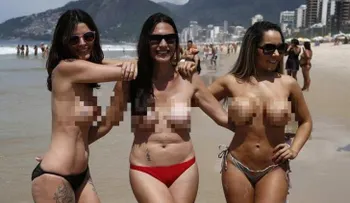 Mujeres hacen toples para concienciar sobre el cáncer de mama