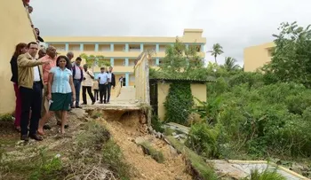 Ministro realiza recorrido por planteles para evaluar condiciones luego de Matthew 