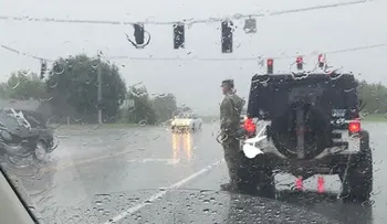 El homenaje funerario de un soldado bajo la lluvia conmueve a miles de personas