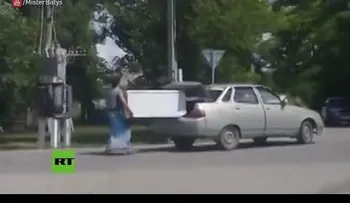 ¿Cómo transportar una nevera? El estilo kazajo sorprende a los internautas