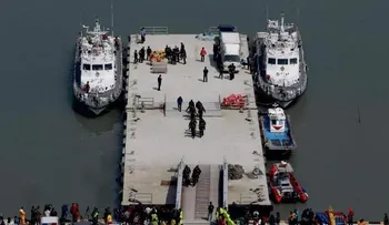 Se dispara la tensión mientras se recuperan los primeros cuerpos en  ferri hundido