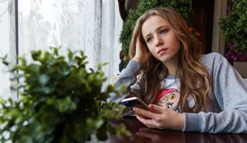 Adolescentes "atrapadas" por uso de redes sociales tienen doble probabilidad de padecer depresión 