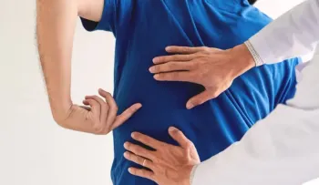 Especialista de Mayo Clinic explica qué puede esconder un dolor de espalda repentino