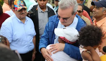 Presidente Abinader brinda apoyo a familias afectadas por huracán Fiona en El Seibo y Hato Mayor; instruye a funcionarios trabajar con rapidez