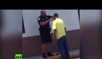Un policía ayuda a un sintecho a afeitarse la barba para que le den un empleo