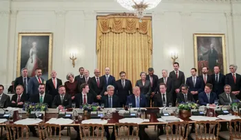 Trump anuncia compromiso de ejecutivos de IA para autorregular sus modelos