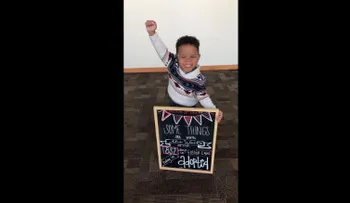 La sonriente foto de un niño de 3 años que acaba de ser adoptado conmueve a internet