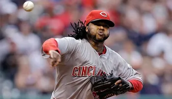 Cueto suma quinta victoria seguida con los Rojos 