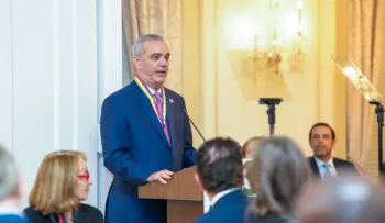 Abinader recibe Insignia de Oro de Americas Society y dice que su mayor legado es blindar la Constitución contra la reelección
