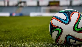  Suspenden un partido de fútbol por los choques entre hinchadas fuera del estadio
