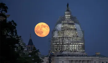 Esclipse de luna deslumbra a la tierra (VIDEO)