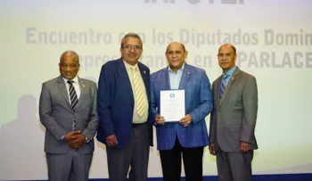 Reconocen a Rafael Santos Badía con el "Pin de la Integración" por sus aportes al Parlacen