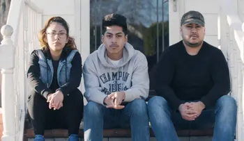 Una familia desgarrada: Hermanos luchan por salvar su hogar después de la deportación de sus padres