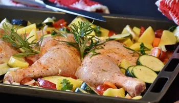 Sabroso pollo con salsa de mango y coco al horno. Buen provecho para todos