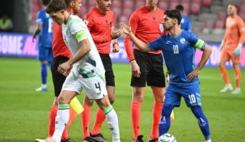 Irlanda vence 3-0 a Israel en partido marcado por protestas y brazaletes negros