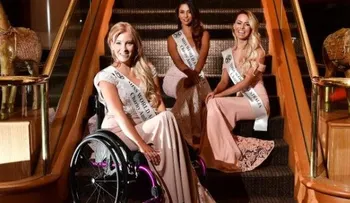 Una joven participa en un concurso de Miss Mundo en silla de ruedas