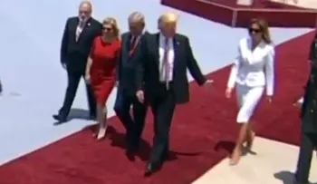Donald Trump se incomodó con gesto de Melania y eso es objeto de especulación en EEUU 