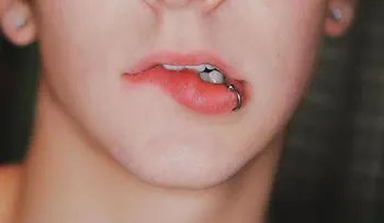 Los piercings pueden provocar inflamación, hemorragias, infecciones y otros problemas en dientes y encías