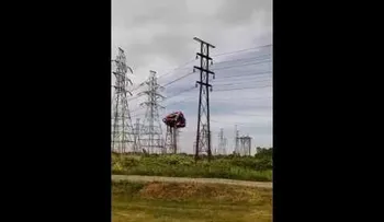 Un castillo saltarín alza el vuelo y termina electrocutado