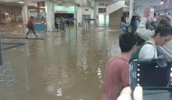 Colapsa puente en Puerto Plata por intensa lluvias y aeropuerto resulta afectado; varias comunidades incomunicadas 