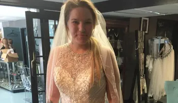 La madre de un sobreviviente del tiroteo en Waffle House le consiguió un vestido de novia a la mesera que salvó a su hijo