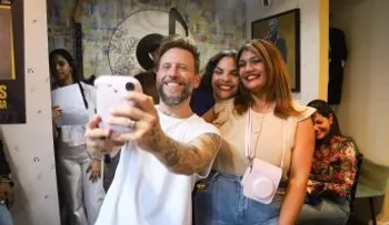 Noel Schajris celebra la música y el vinilo en un encuentro con sus fans en Café Pasta