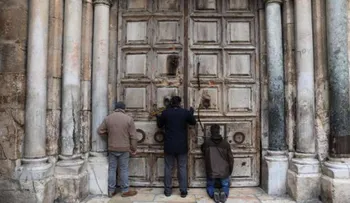 Un Vía Crucis gris y sin peregrinos recorre los pasos de Jesús en Jerusalén
