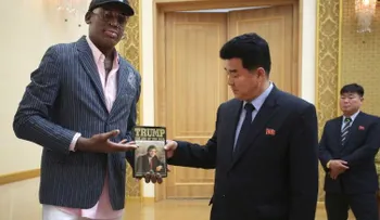 Dennis Rodman le regaló un libro de Donald Trump a un ministro de Corea del Norte