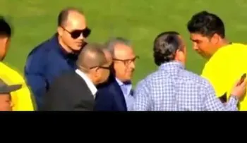 Suspenden de por vida al directivo que besó y pellizcó las nalgas de un árbitro en Túnez