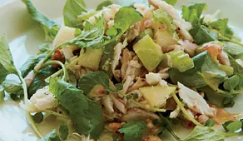 Una saludable ensalada de cangrejo, manzana y berro
