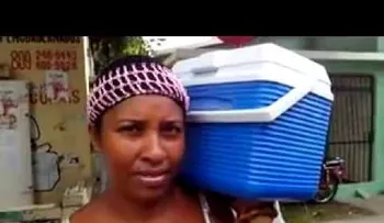 Prima hermana de Danilo Medina sigue vendiendo helados en la calle (VIDEO)