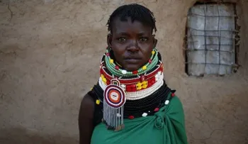 Imágenes que desataron una ola de odio: Una mujer se pinta la cara de negro para crear conciencia
